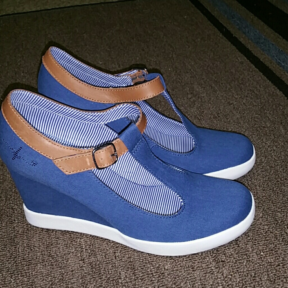 Shoes - Picture 2 of 3